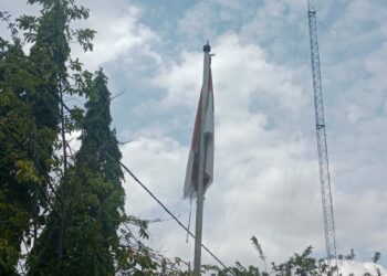 Bendera Yang Dipasang di Kantor Lurah Kristen Sudah Rusak Parah, Diduga Ada Unsur Sengaja Diabaikan .