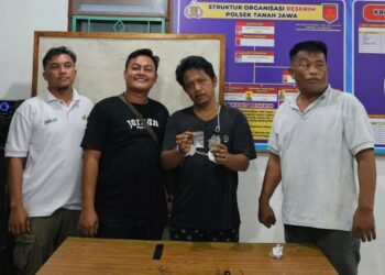 Polsek Tanah Jawa Berhasil Tangkap Pelaku Penyalahgunaan Narkoba di Kelurahan Tanah Jawa.