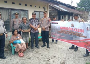 Polsek Tanah Jawa Laksanakan Program "Minggu Kasih", Berikan Bantuan & Pesan Kamtibmas Kepada Warga Yang Membutuhkan.