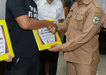 Wali Kota Pematangsiantar Diwakili Sekda Junaedi Antonius Sitanggang SSTP MSi, Memberikan Bantuan Kepada Pedagang Yang Menjadi Korban Kebakaran di Pasar Horas.
