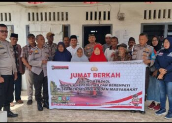 Polsek Perdagangan Laksanakan Kegiatan Jumat Berkah, Kapolsek AKP Ibrahim Sopi Berikan Bantuan Sembako Kepada Masyarakat Nagori Perlanaan.