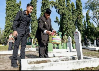 Pjs Wali Kota Pematangsiantar Drs Matheos Tan MM Ikuti Upacara Ziarah Nasional Falam Rangka Peringatan HUT Ke - 79 TNI, di Taman Makam Pahlawan (TMP) Nagur.