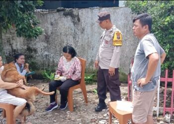 Vaksinasi Rabies Hewan Peliharaan Warga, Bhabinkamtibmas Polsek Siantar Timur Berikan Pendampingan.
