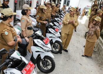 Pjs Wali Kota Pematangsiantar Drs Matheos Tan MM Serahkan 15 Unit Kendaraan Dinas Operasional Untuk Puskesmas Keliling.
