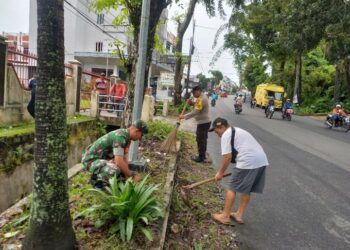 Ciptakan Lingkungan Bersih, TNIi-Polri Bersama Warga kelurahan Laksanakan Gotong Royong.