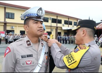 Operasi Zebra Toba 2024 Dimulai, Kapolres Pematangsiantar Sematkan Pita Operasi Kepada Perwakilan Personil.