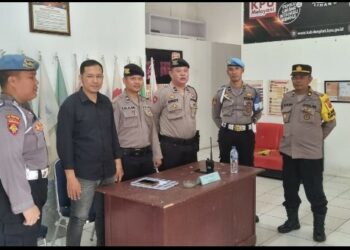 Subsatgas Propam Polres Langkat OMP Toba 2024 Laksanakan Pengawasan Personel di KPU & Bawaslu.