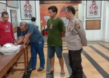 Serah Terima Logistik Pilkada 2024 di Kantor KPU, Polres Pematangsiantar Lakukan Pengamanan.