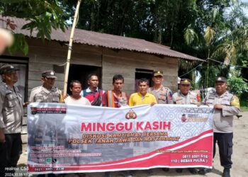 Polsek Tanah Jawa Gelar Aksi Minggu Kasih Jelang Pelantikan Presiden, Bagikan Sembako Kepada Warga.
