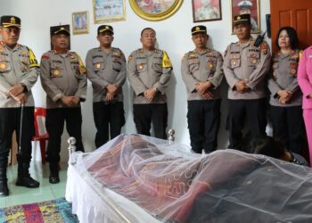 Kapolres Pematang Siantar Melayat Ke Rumah Duka Personilnya Sampaikan Turut Berduka Cita.