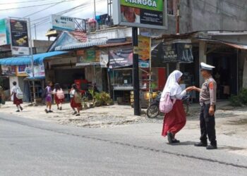 Polri Dekat dan Humanis, Unit Lantas Polsek Tanah Jawa Pastikan Keamanan Pelajar di Jalan Raya Simalungun.