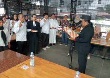 Ketua Panwascam Siantar Martoba Kota Pematangsiantar Jenson B. P Sirait, ST Melantik PTPS Se - Kecamatan Martoba.