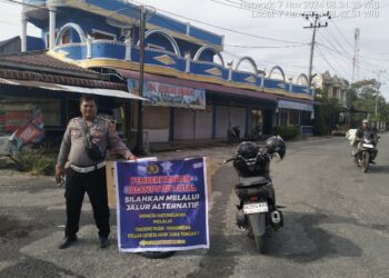 Pengalihan Arus Lalu Lintas di Tanah Jawa : Kesiapsiagaan Polsek Tanah Jawa Resor Simalungun Hadapi Jalan Putus.