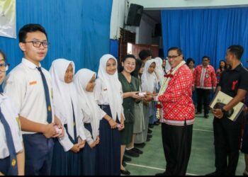 Pjs Wali Kota Pematangsiantar Drs Matheos Tan MM Bagikan Kartu Tanda Penduduk elektronik (e-KTP) Pemula & Kartu Identitas Anak (KIA) Kepada Para Pelajar Dari 24 Sekolah.