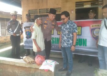 Polri Peduli, Polsek Tanah Jawa Gelar Program Jumat Berkah Bagikan Sembako & Tingkatkan Keamanan di Huta VI.