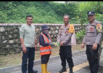 Jumat Berkat Polres Simalungun Bagikan 100 Kotak Nasi Kepada Warga di Parapat.