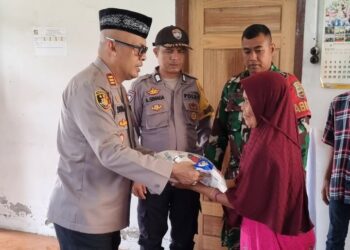 Jumat Barokah di Perdagangan : Kapolsek Bagikan Sembako Ke Lansia di Nagori Bah Gunung.