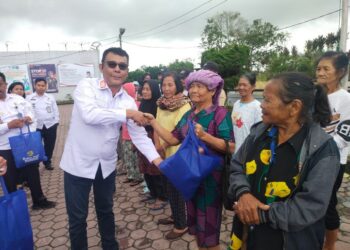 Kalapas Narkotika Kelas IIA Pematangsiantar Ketika Menyerahkan Bantuan Sosial Kepada Masyarakat Sekitar Lapas.
