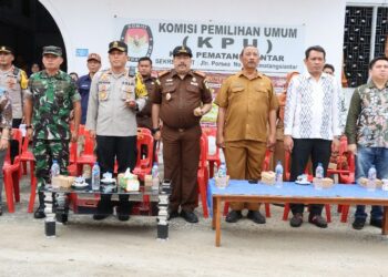 Pelepasan Ceremonial Pendistribusian Logistik Pilkada Serentak Tahun 2024, Ditandai Dengan Mengangkat Bendera Oleh Kapolres Pematangsianțar & Ketua KPU.