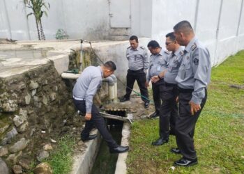 Tim Kamtib Lapas Narkotika Kelas IIA Pematangsiantar Cek Saluran Pembuangan Air.