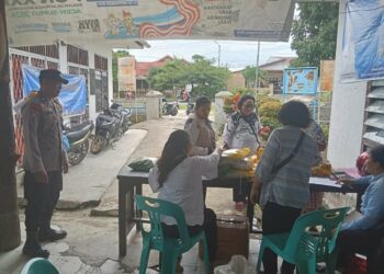 Monitoring Operasi Pasar Murah, Bhabinkamtibmas Kelurahan Suka Maju Lakukan Pengawasan & Penyuluhan.