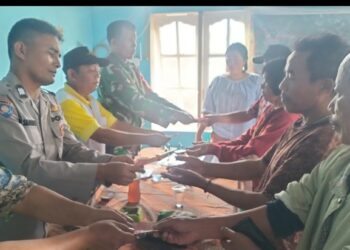 Bhabinkamtibmas Polsek Dolok Pardamean Pantau Penyaluran BLT-DD & Pembagian PMT di Nagori Bayu.