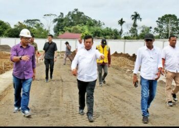 Bupati Simalungun Radiapoh Meninjau Progres Pembangunan Stadion Mini Pematang Raya.