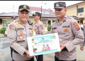 Kapolres Pematangsiantar Berikan Bingkisan Kepada Personil Yang Rayakan Natal 2024.