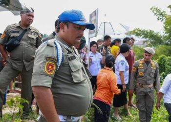 Satpol PP Kota Pematangsiantar Meratakan Kuburan Mr X  di Jalan Vihara Kelurahan Simalungun Kecamatan Siantar Selatan.