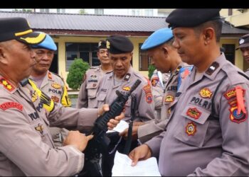 Cegah Terjadinya Pelanggaran, Wakapolres Cek Senjata Api Anggota.