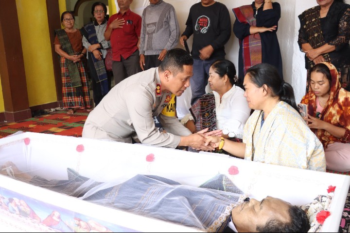 Kapolres Pematangsiantar Melayat Jenajah Personil Alm. AIPTU Jhon Edy Sipayung di Rumah Duka.