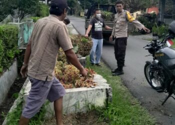 Sampaikan Pesan Kamtibmas, Bhabinkamtibmas Polsek Siantar Selatan Sambangi Petugas Kebersihan.