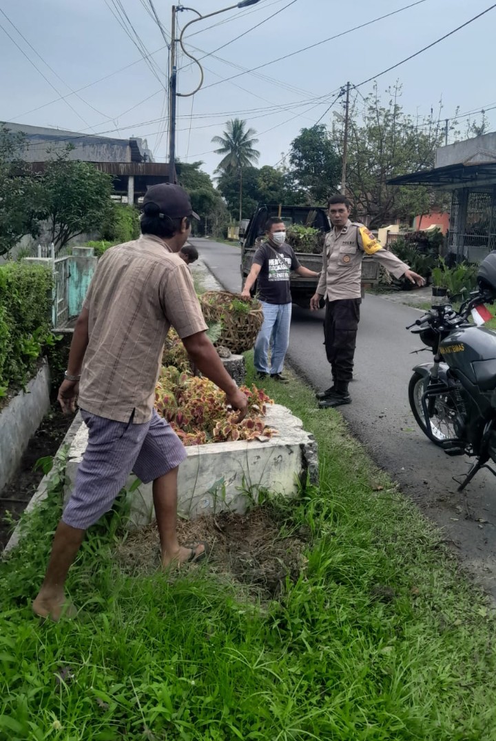 Sampaikan Pesan Kamtibmas, Bhabinkamtibmas Polsek Siantar Selatan Sambangi Petugas Kebersihan.
