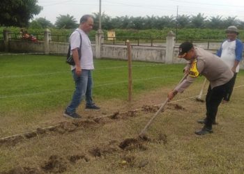 Kapolsek Bosar Maligas Dukung Program Ketahanan Pangan, Tanam Benih Jagung di Halaman Pospol Ujung Padang.