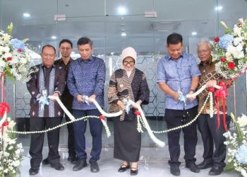 Saksikan Peresmian Wajah Baru BTN Sianțar, dr Susanti Serahkan Miniatur BSA.