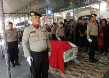 Polres Pematangsiantar Berangkatkan Alm.AKP Bismar Saragih SH Dengan upacara Persemayaman.