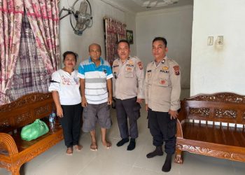Polsek Tanah Jawa Tunjukkan Kepedulian, Kunjungi Personil Yang Sakit.