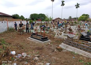Bersihkan di TPU Marihat Sentral, Bhabinkamtibms Polsek Siantar Marihat Gotong Royong Bersama Warga.