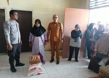 Bhabinkamtibmas Polsek Siantar Utara Lakukan Monitoring Pembagian BPNT Untuk Kelurahan Martoba.