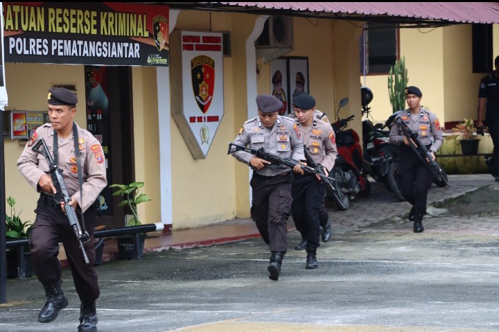 Tingkatkan Kesiapsiagaan Personil, Polres Pematangsiantar Laksanakan Latihan Alarm Stelling Pengamanan Mako.
