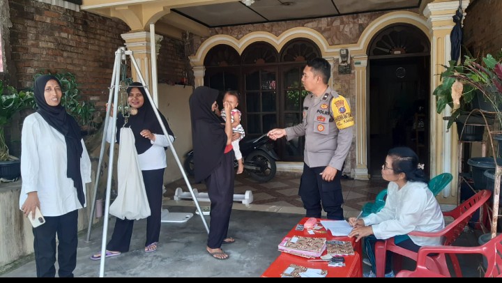 Sambang Ke di Posyandu Bahagia Bhabinkamtibmas Polsek Siantar Utara Sampaikan Pesan Kamtibmas.