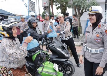 Momen Penuh Kebaikan, Sat Lantas Polres Pematangsiantar Bagi Takjil Kepada Masyarakat Pengguna Jalan yang Tertib Lalulintas.