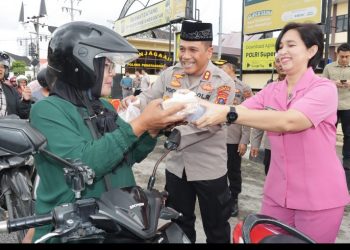 Kapolres Pematang Siantar Didampingi Ketua Bhayangkari Bagi - Bagi Takjil Kepada Warga Yang Melintas.