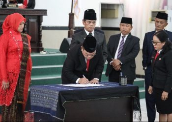 Penandatanganan Berita Acara Serah Terima Jabatan.