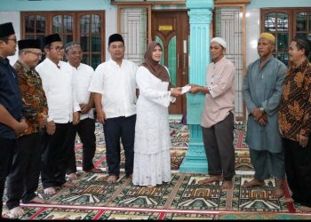 Wali Kota Pematangsiantar Wesly Silalahi, SH, MKn Diwakili Wakil Wali Kota Herlina & Tim Ramadhan Berbagi Perumda Tirta Uli Berbagi Kasih & Buka Puasa Bersama Jamaah Masjid Al-Ikhlas.