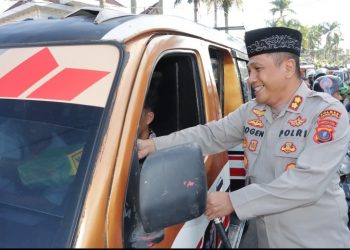 Jelang Buka Puasa Kapolres Pematangsiantar Bagikan 100 Paket Takjil Kepada Masyarakat.