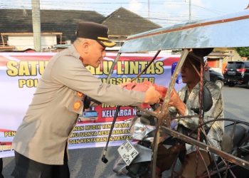 Berkah Ramadan, Kapolres Pematangsiantar Berbagi Takjil Kepada Warga.