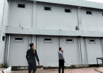 Petugas Ketika Melakukan Kontrol Area Branggang di Lapas Narkotika Kelas IIA Pematangsiantar, Selasa ( 08 / 04 / 2025 ).