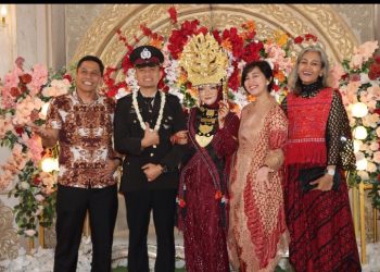 Beri Ucapan Selamat, Kapolres Pematangsiantar Hadiri Resepsi Pernikahan Personil Sat Lantas.