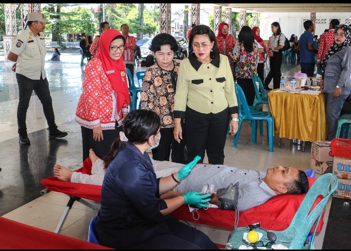 Ketua TP PKK Kota Pematangsiantar Ny Liswati Wesly Silalahi Hadiri Kegiatan Pemeriksaan Kesehatan Gratis & Donor Darah.
